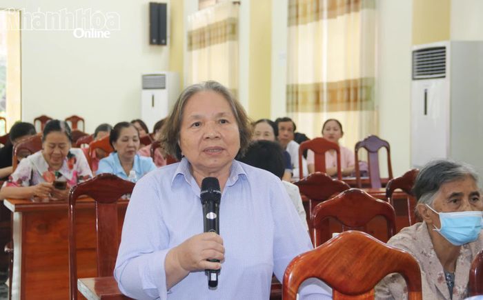 Cử tri xã Diên Khánh nêu ý kiến tại buổi tiếp xúc.