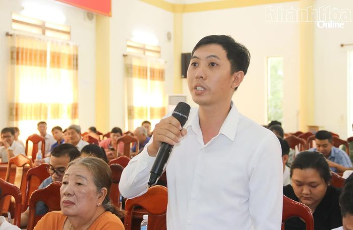 Cử tri xã Diên Lạc nêu ý kiến tại buổi tiếp xúc.