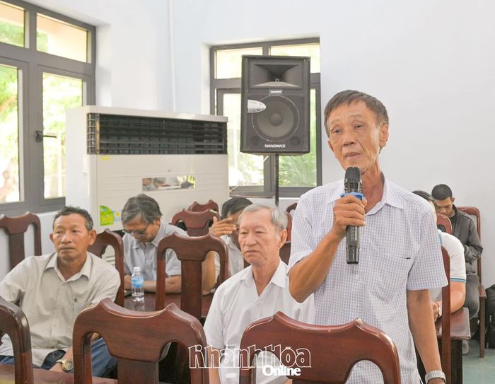 Cử tri xã Nam Ninh Hòa kiến nghị các vấn đề quan tâm tại buổi tiếp xúc. 