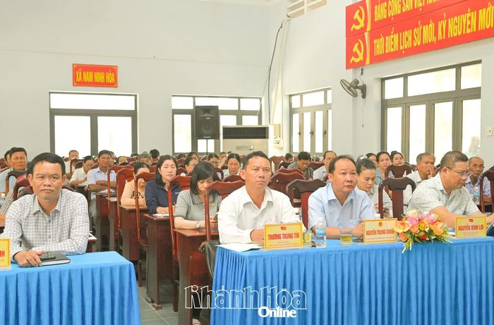 Quang cảnh buổi tiếp xúc cử tri.