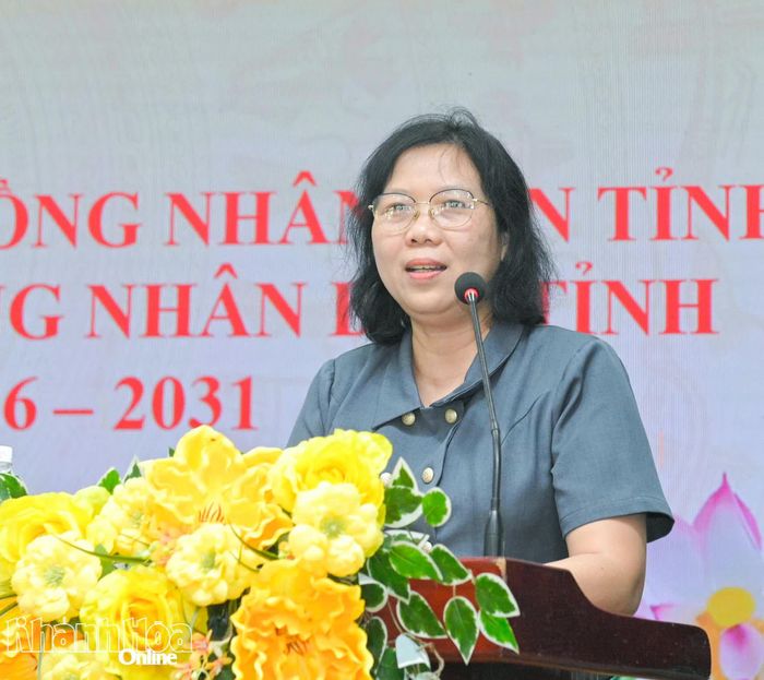 Thay mặt Tổ đại biểu số 13 HĐND tỉnh, bà Phạm Thúy Quỳnh tiếp thu ý kiến, kiến nghị của cử tri. 