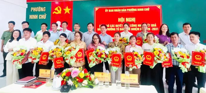 Thường trực Đảng ủy phường Ninh Chử và các đại biểu chúc mừng 14 tổ trưởng tổ dân phố.