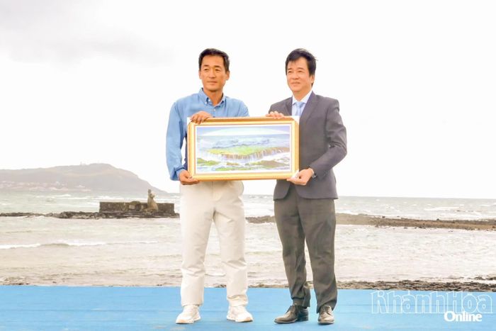 Đồng chí Nguyễn Long Biên tặng quà lưu niệm cho Ban tổ chức giải.