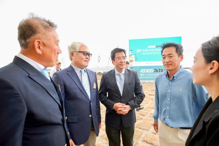 Đồng chí Nguyễn Long Biên trao đổi với Ban tổ chức và các khách mời tham dự lễ khai mạc.
