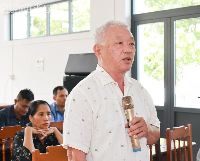 Cử tri xã Bác Ái Đông kiến nghị tại buổi tiếp xúc.