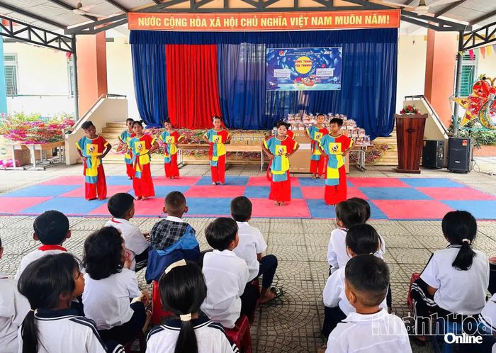 Các em học sinh xem văn nghệ tại chương trình.