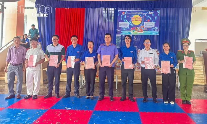 Ban tổ chức chương trình nhận thư cảm ơn từ nhà trường