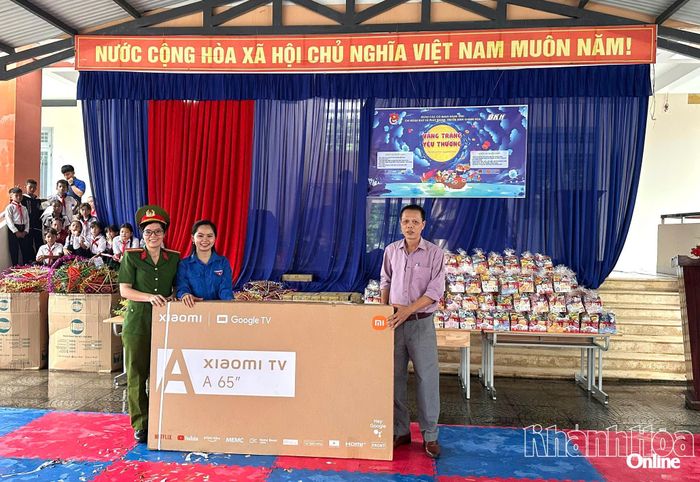 Đại diện nhà trường nhận tivi do Ban tổ chức chương trình trao tặng.