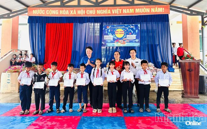 Ban tổ chức trao học bổng cho các em học sinh.