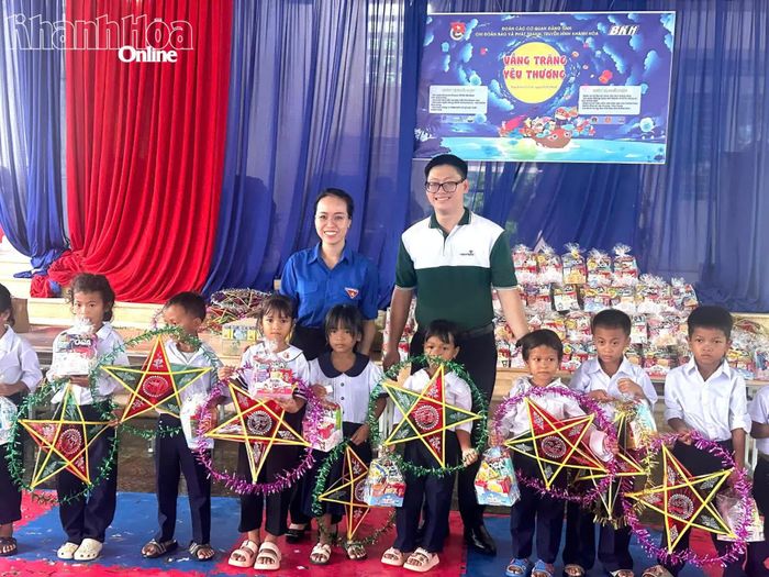 Ban tổ chức trao quà trung thu cho các em học sinh.