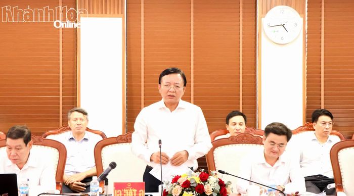 Đồng chí Lê Huyền phát biểu tại buổi làm việc.