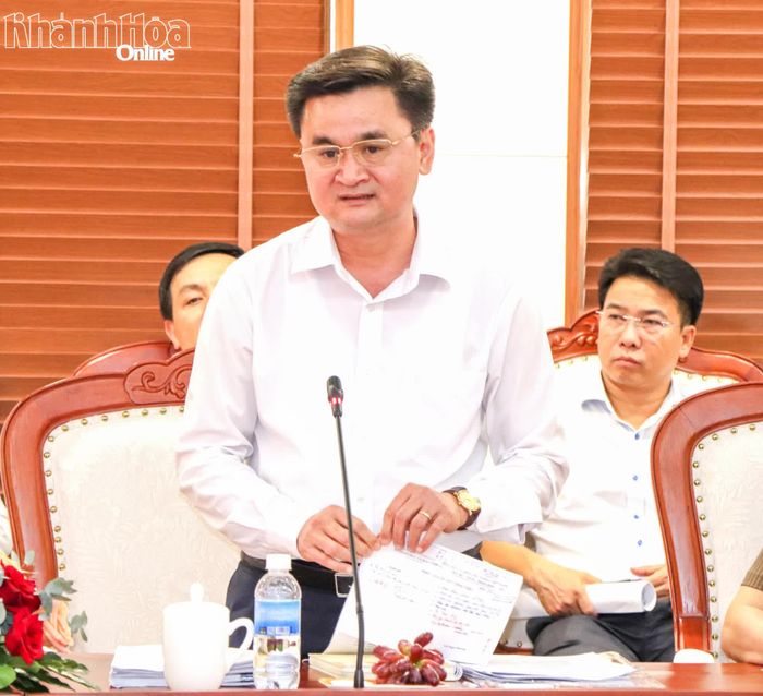 Lãnh đạo Sở Giáo dục và Đào tạo báo cáo tại buổi làm việc.