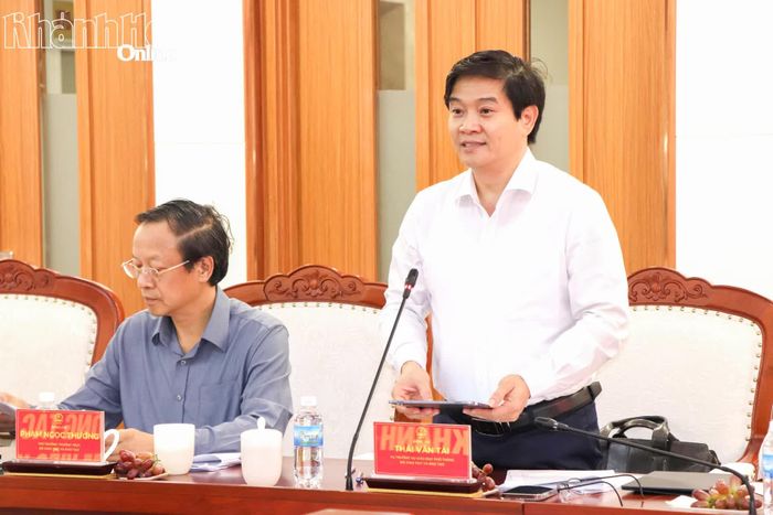 Thành viên đoàn công tác của Bộ Giáo dục và Đào tạo phát biểu tại buổi làm việc.