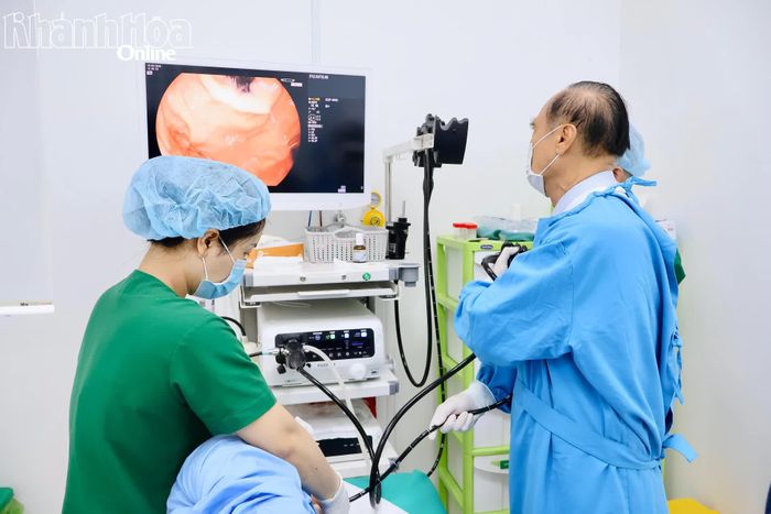 Sau hội thảo, chương trình thực hiện nội soi tầm soát cho người tham gia.