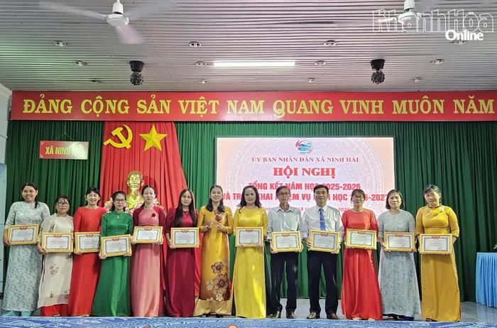 Lãnh đạo xã Ninh Hải chúc mừng các cá nhân đạt danh hiệu Chiến sĩ thi đua cơ sở.