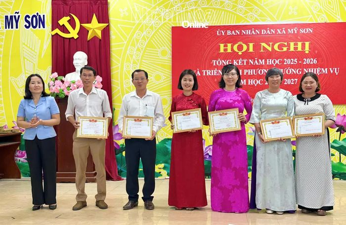  Lãnh đạo xã Mỹ Sơn trao danh hiệu “Tập thể Lao động tiên tiến” cho 6 tập thể.