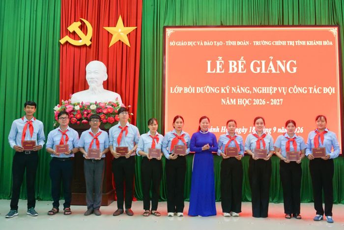 Ban tổ chức trao giấy chứng nhận hoàn thành chương trình bồi dưỡng cho các học viên.