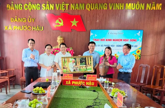 Lãnh đạo Đảng ủy xã Phước Hậu tặng quà lưu niệm đến lãnh đạo Đảng ủy xã Diên Lạc.