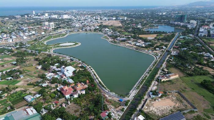 Hồ điều hòa trung tâm ở phường Đông Hải nhìn từ trên cao.
