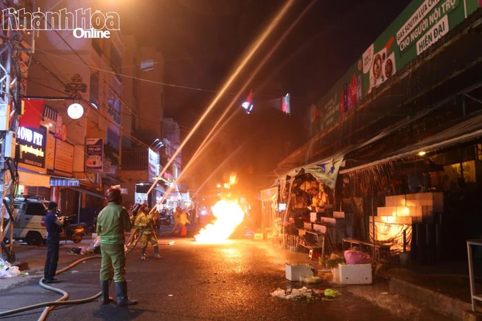 Phường Nha Trang tổ chức thực tập phương án chữa cháy tại chợ Xóm Mới (phường Nha Trang) vào tối 18-9.