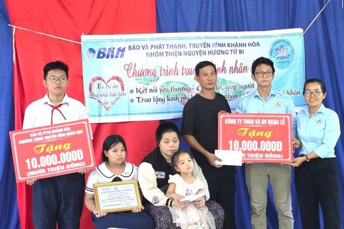 Công ty TNHH Thương mại Ngọc Lễ trao tiền hỗ trợ cho gia đình chị Nguyễn Thị Huệ.