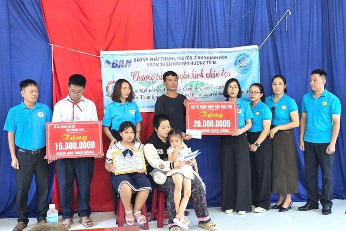 Hội từ thiện Nhịp đập trái tim phường Bắc Cam Ranh trao tiền hỗ trợ cho gia đình chị Nguyễn Thị Huệ.