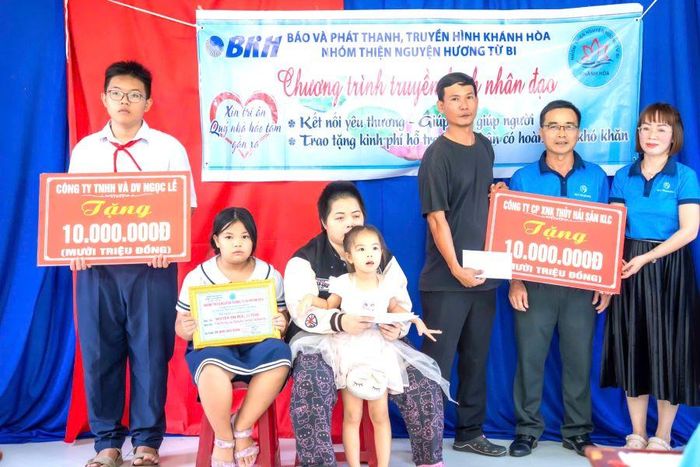 Đại diện Công ty Cổ phần KLC Seafood trao tiền hỗ trợ cho gia đình chị Nguyễn Thị Huệ.