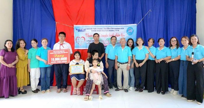 Nhóm thiện nguyện Hương Từ Bi trao tiền hỗ trợ cho gia đình chị Nguyễn Thị Huệ.