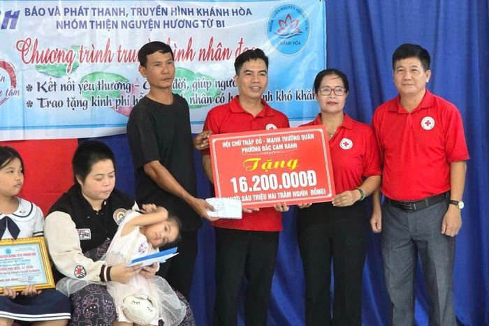 Hội Chữ thập đỏ và mạnh thường quân phường Bắc Cam Ranh trao tiền hỗ trợ cho gia đình chị Nguyễn Thị Huệ.