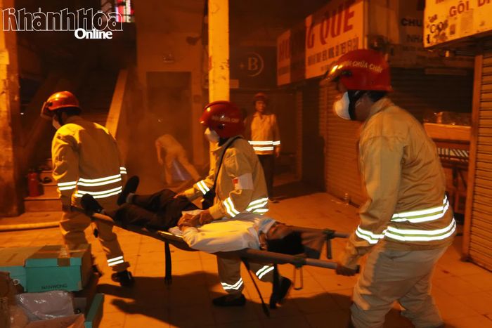 Lực lượng chữa cháy cơ sở đưa người bị nạn ra khỏi khu vực nguy hiểm.