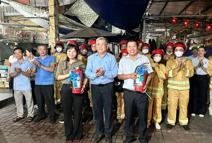 Ông Lê Tiến Vĩnh - Phó Chủ tịch UBND phường Nha Trang tặng bình chữa cháy cho Ban Quản lý dự án phường tại buổi thực tập.