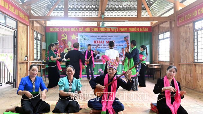 Nghệ nhân Lò Văn Chơn – Chủ nhiệm CLB cùng các thành viên diễn xướng bài “Mời Then xuống trần”.