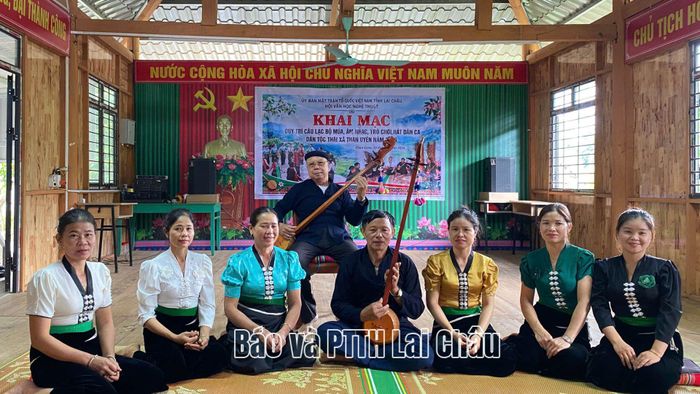 Các thành viên CLB thực hành dưới sự hướng dẫn, truyền dạy của Nghệ nhân ưu tú Lò Văn Sơi.