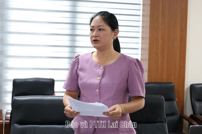 Đại diện tổ thư ký báo cáo kết quả tiếp nhận, sơ khảo các tác phẩm tham dự cuộc thi.