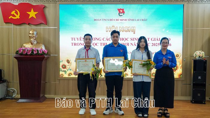 Lãnh đạo Tỉnh đoàn, Liên đoàn Lao động tỉnh, Sở giáo dục và Đào tạo, các tổ chức hội, quần chúng trao danh hiệu cho học sinh, sinh viên, giáo viên trong hội nghị biểu dương. 