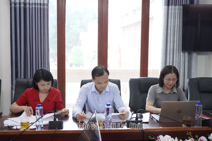 Các đại biểu dự buổi giám sát.
