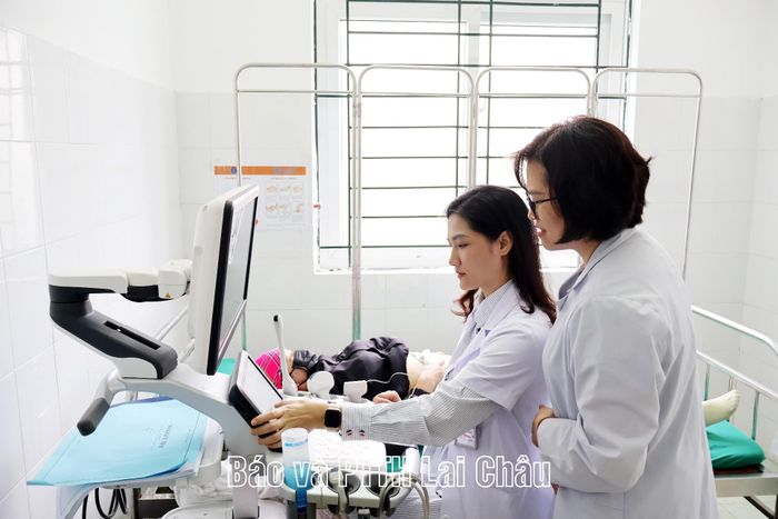 Các bác sĩ Bệnh viện E trực tiếp chuyển giao kỹ thuật cho Bệnh viện Đa khoa Sìn Hồ.