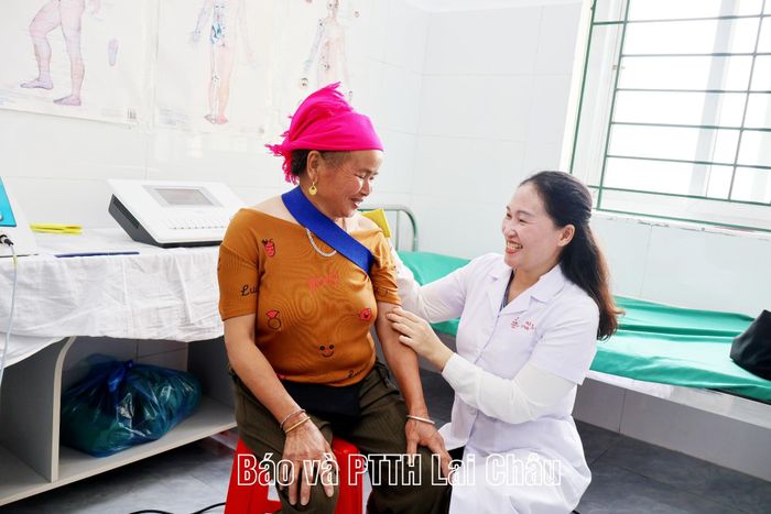 ... thăm, khám, tư vấn các cho bệnh nhân tại Bệnh viện Đa khoa Sìn Hồ.