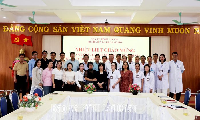 Đoàn công tác chụp ảnh lưu niệm cùng lãnh đạo, cán bộ, bác sĩ Bệnh viện Đa khoa Sìn Hồ.