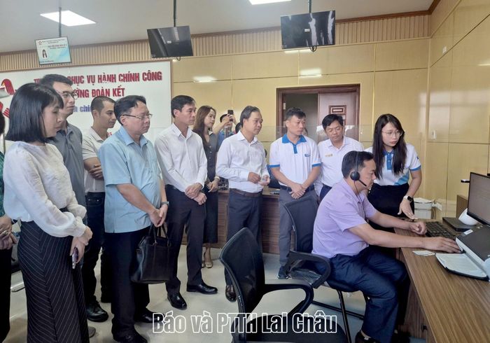 Các đại biểu tham gia trải nghiệm và kiểm tra thực tế hoạt động của mô hình thử nghiệm trợ lý ảo hỗ trợ người dân thực hiện thủ tục hành chính công tại Trung tâm Phục vụ hành chính công phường Đoàn Kết.