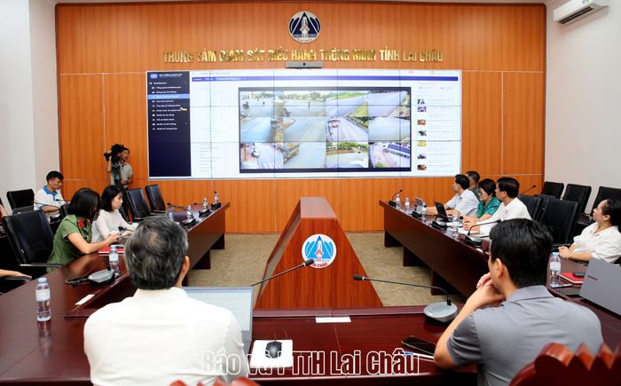 Các đại biểu tham gia trải nghiệm và kiểm tra thực tế hệ thống trung tâm tri thức hình ảnh và điều hành thông minh tại Trung tâm giám sát và điều hành thông minh.