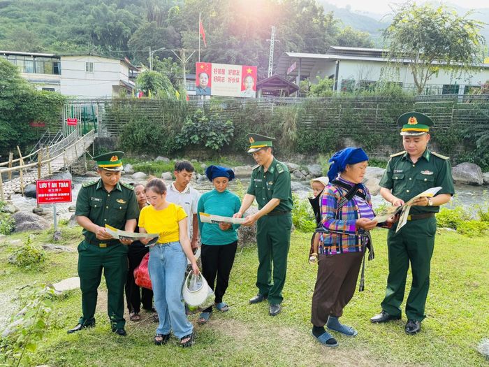 Cán bộ, chiến sĩ tuyên truyền bà con quy định về xuất, nhập cảnh tại lối mở Sì Choang – Dền Suối Thàng.