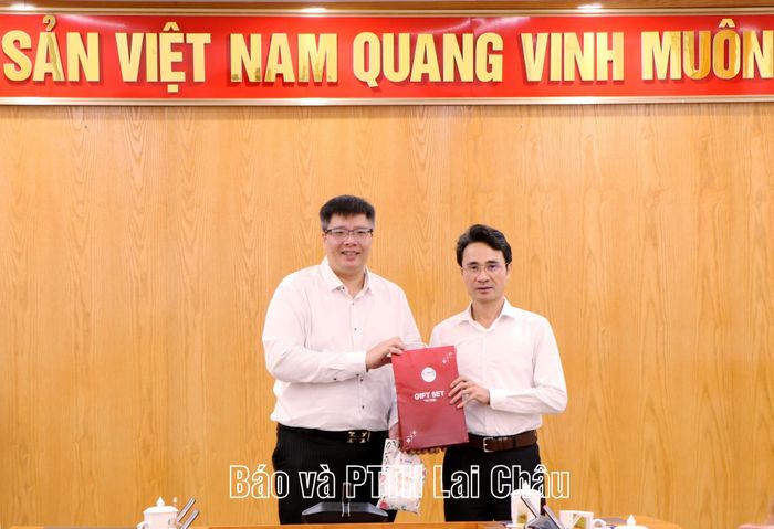 ... tặng quà đặc sản địa phương.