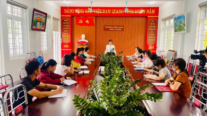 Chi bộ nhà trường chú trọng nâng cao chất lượng sinh hoạt, tạo môi trường để đảng viên và quần chúng cùng rèn luyện, phấn đấu.