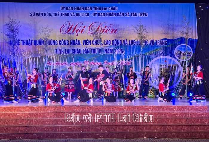 Tiết mục tái hiện mừng lúa mới của đội văn nghệ quần chúng xã Mường Kim.