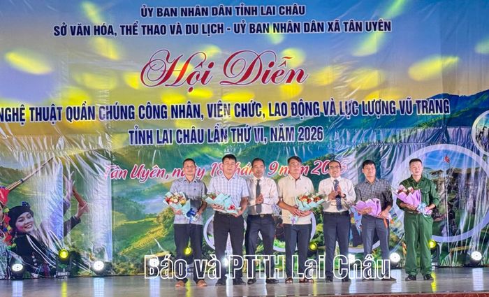 Ban Tổ chức chúc mừng các đội tham gia hội diễn.