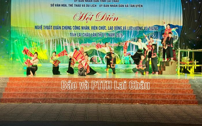 Tiết mục múa hát mừng Đảng của đội văn nghệ quần chúng xã Than Uyên.