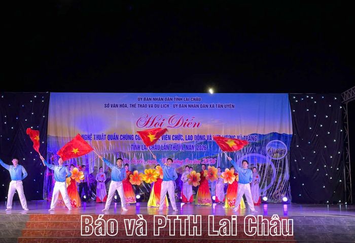 Tiết mục "Hãy đến với đất nước tôi" của đội văn nghệ quần chúng xã Nậm Mạ.