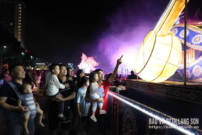 Người dân ngắm các mô hình đèn cỡ lớn sẽ được trưng bày tại Lễ hội Ánh sáng biên cương năm 2026