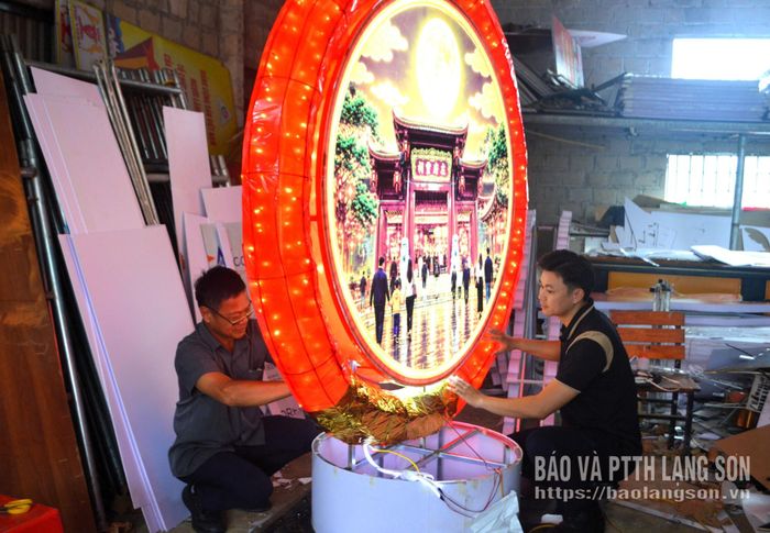 Cán bộ Trung tâm Dịch vụ công ích phường Kỳ Lừa hoàn thiện mô hình đèn lồng tham gia Lễ hội Ánh sáng biên cương xứ Lạng 2026